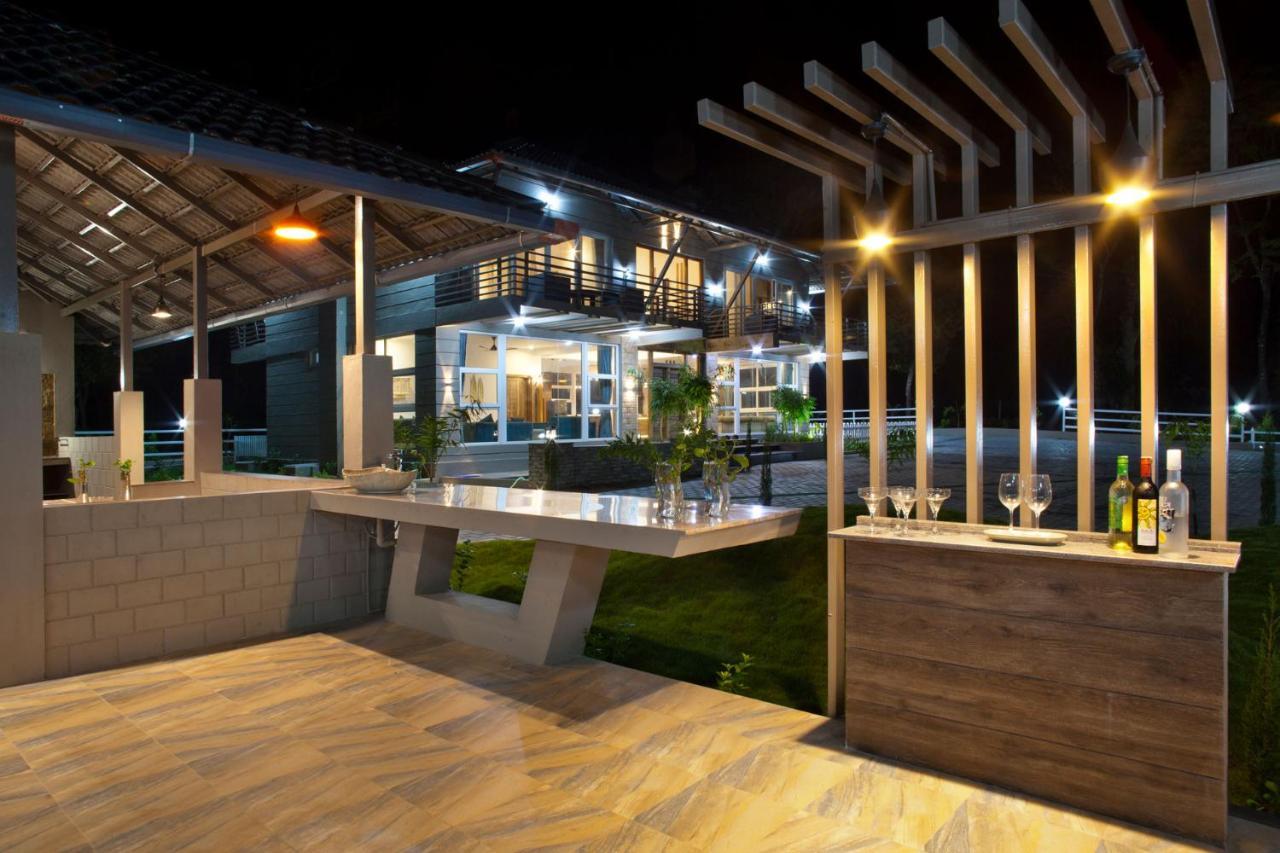 Coffee & Mist Luxury Villa- Comp Breakfast, Pool, Lounge, And Coffee Estate By Stayvista 马迪凯里 外观 照片